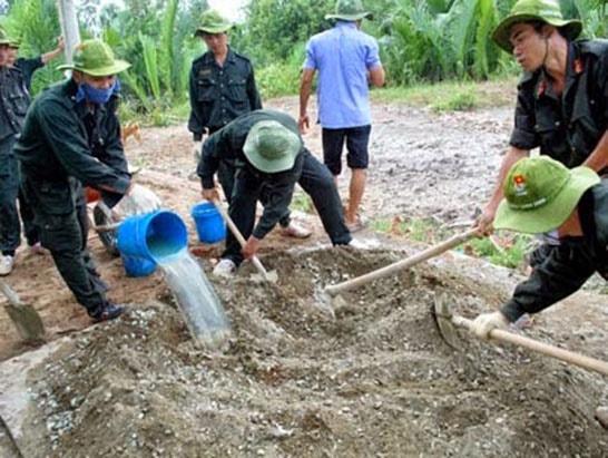 trộn b&ecirc; t&ocirc;ng thủ c&ocirc;ng bằng tay