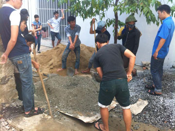 Trộn b&ecirc; t&ocirc;ng bằng thủ c&ocirc;ng 