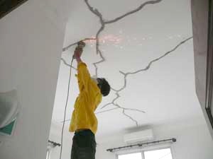 Sử dụng máy cắt bê tông xử lý vết nứt sàn, tường bê tông